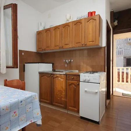 740b Apartman Postira
