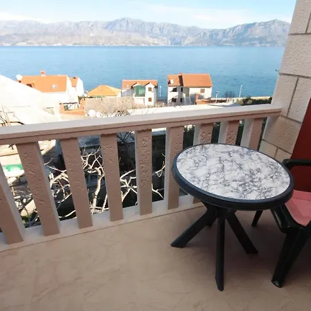 740b Apartman Postira